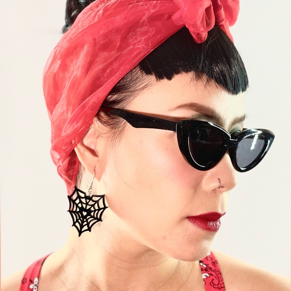 Black Spiderweb Heart Shaped Acrylic Dangling Halloween Gothic Earrings - Picture 3 of 8